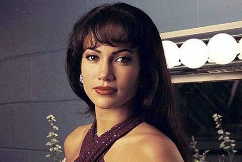 Selena: por que os fãs acreditam que o filme é melhor que a série Selena (Jennifer Lopez) em Selena, o Filme (Reprodução)
