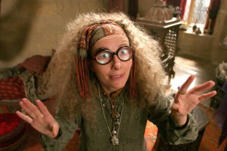 4 plots que foram retirados dos filmes de Harry Potter e por que isso aconteceu Sibila Trelawney (Emma Thompson) em Harry Potter (Reprodução)