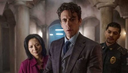 Streaming divulga primeiro trailer de spin-off de O Código da Vinci Sumalee Montano como Agente Sato, Ashley Zukerman como Robert Langdon, Rick Gonzalez as Nunez no piloto de The Lost Symbol (Rafy/Peacock)