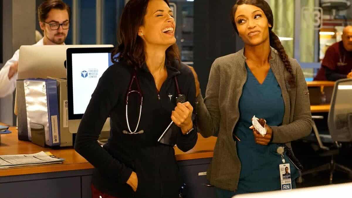 Chicago Med se despede de membros do elenco original 1 Yaya Dacosta e Torrey DeVitto em Chicago Med Reproducao2
