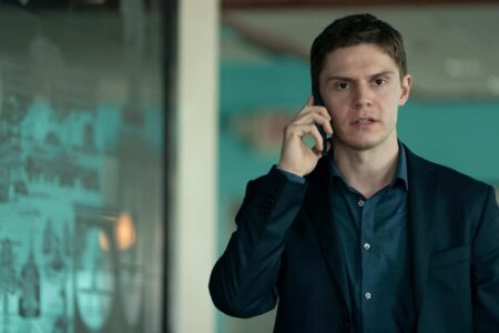 Diretores de Mare of Easttown revelam que trabalho da câmera foi mais importante que dos atores Evan Peters em Mare of Easttown (Reprodução / HBO)