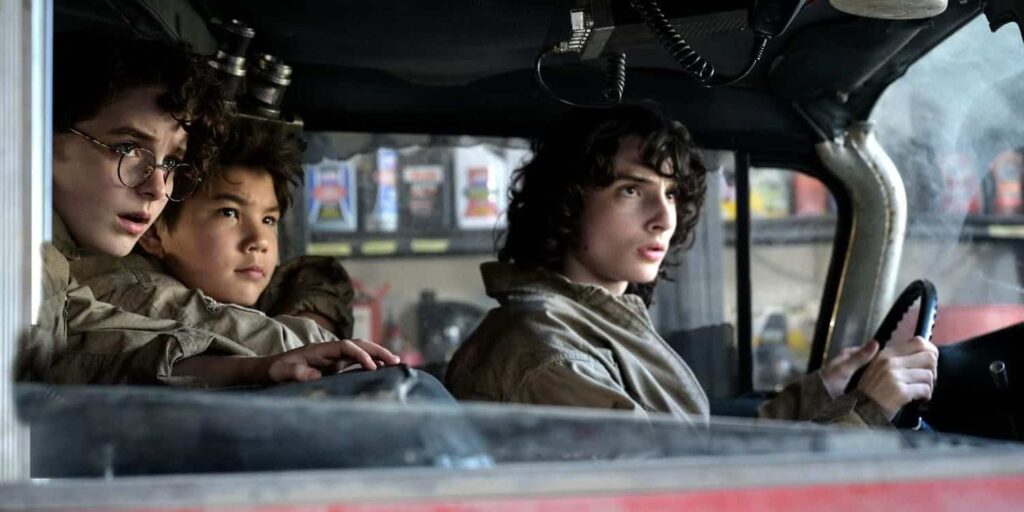 Finn Wolfhard, Logan Kim e Mckenna Grace em Ghostbusters: Mais Além