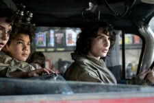 Finn Wolfhard, Logan Kim e Mckenna Grace em Ghostbusters: Mais Além