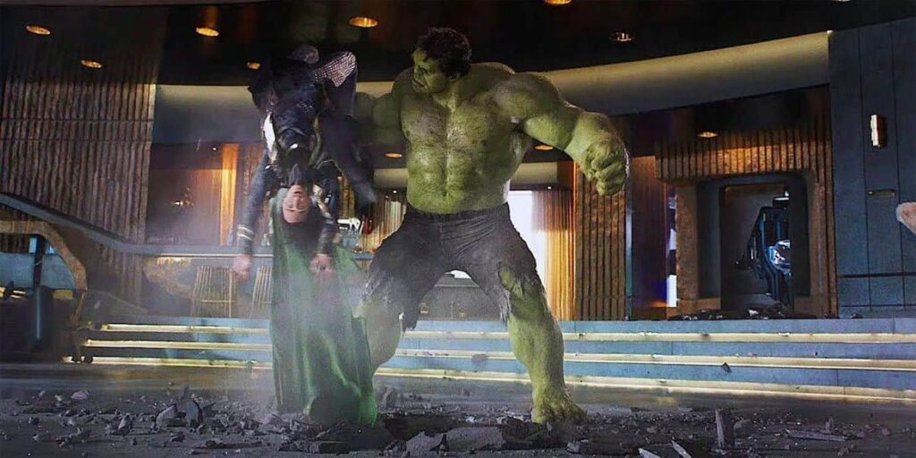 Há uma versão alternativa da luta entre Hulk e Loki em Os Vingadores Tom Hiddleston como Loki e Mark Ruffalo como Hulk em Os Vingadores (Reprodução / Marvel)