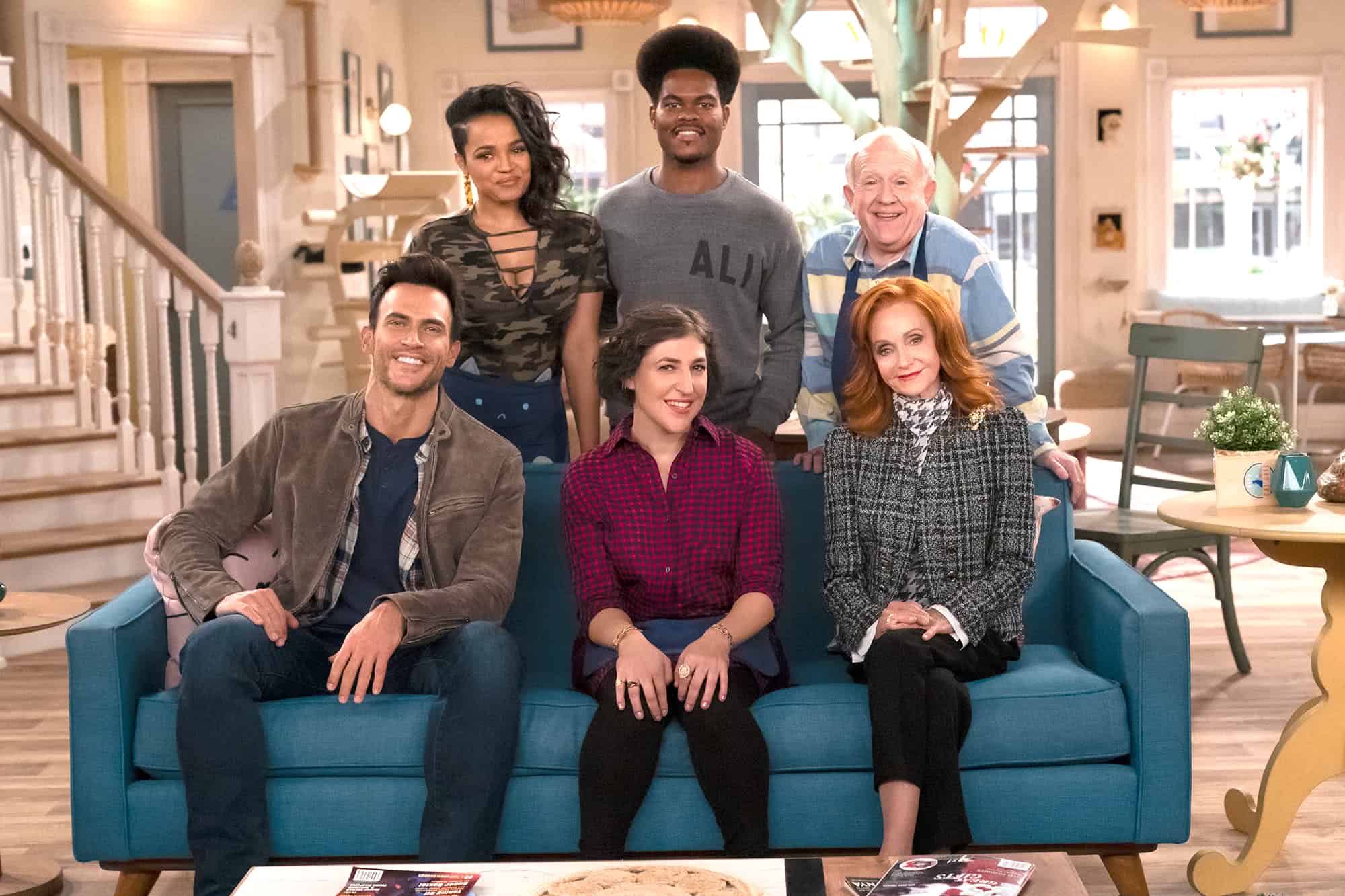Call Me Kat é renovada para a 2ª temporada em meio a mudanças 2 image