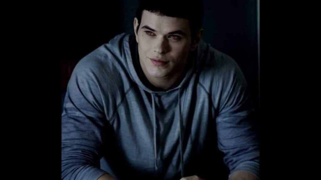Diretora de Crepúsculo finalmente explica curiosidade sobre Emmett Cullen kellanlutz 1