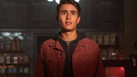 Victor (Michael Cimino) em Love, Victor (Reprodução / Hulu)
