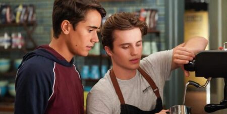 4 séries com representatividade LGBTQ para maratonar Victor (Michael Cimino) e Benji (George Sear) em Love, Victor (Reprodução / Hulu)