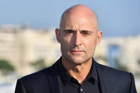Kingsman | Mark Strong espera que Merlin retorne no terceiro filme Mark Strong (Divulgação)