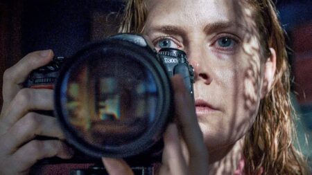 A Mulher na Janela passou por perrengue para chegar na Netflix mulher janela