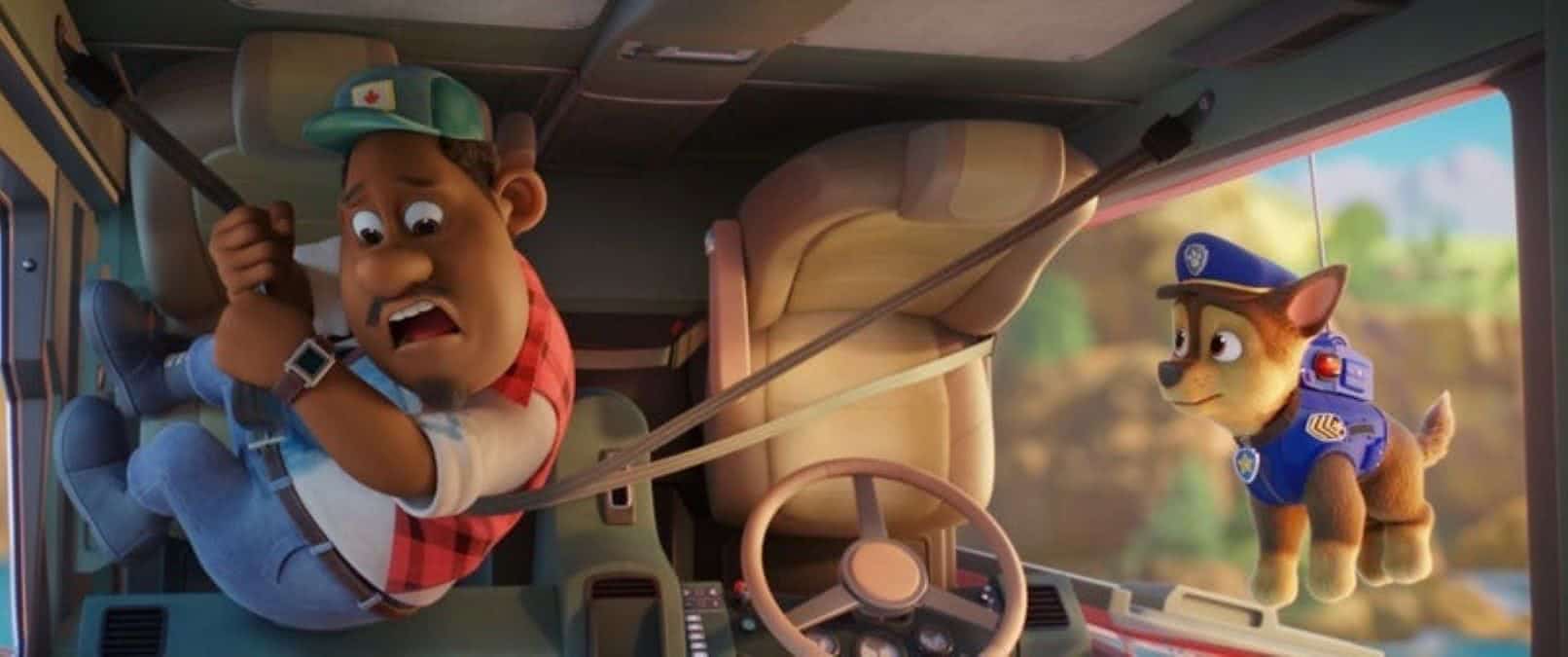 Gus (Tyler Perry) and Chase (Iain Armitage) em PAW Patrol: The Movie (Divulgação / Spin Master)