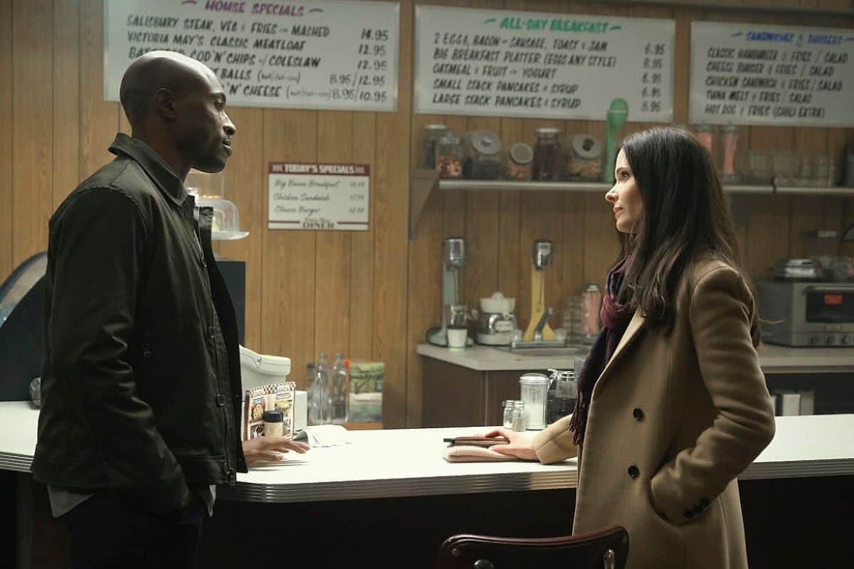 Wolé Parks e Elizabeth Tulloch em cena de Superman & Lois (Reprodução / The CW)