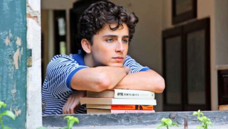 Timothée Chalamet como Elio em Me Chame Pelo Seu Nome (Reprodução)