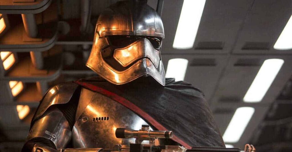 Star Wars: rumores sobre a data de início da produção de The Acolyte revelada Capitã Phasma em Star Wars A Ascensão Skywalker (Reprodução)