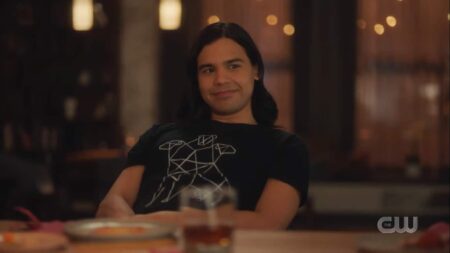 Carlos Valdes como Cisco em The Flash