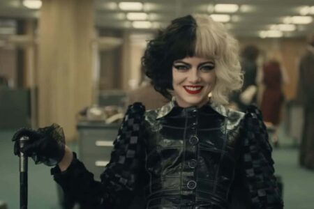 Emma Stone em Cruella (Reprodução / Disney+)