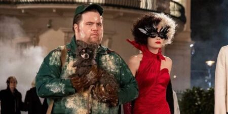 Wink, Horácio (Paul Walter Hauser) e Cruella (Emma Stone) em Cruella (Reprodução / Disney+)