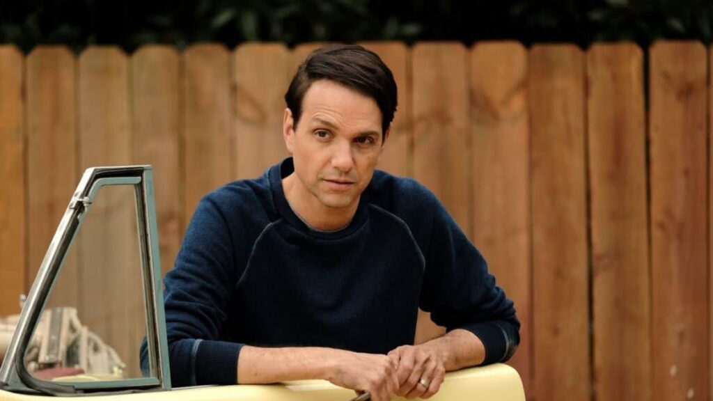 Ralph Macchio como Daniel LaRusso em Cobra Kai (Reprodução/Netflix)