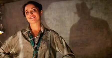 Marion (Karen Allen) em Os Caçadores da Arca Perdida (Divulgação)