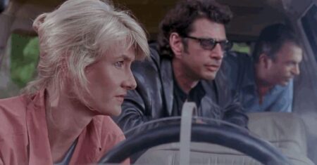 Laura Dern se emociona por sua personagem em Jurassic Park servir de inspiração para outras mulheres Sam Neill, Laura Dern e Jeff Goldblum em Jurassic Park (Reprodução / Universal)