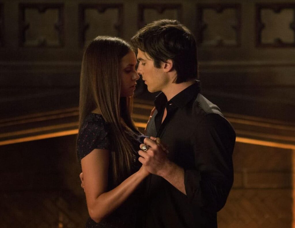 The Vampire Diaries se esqueceu desses personagens? Elena (Nina Dobrev) e Damon (Ian Somerhalder) em The Vampire Diaries (Reprodução)