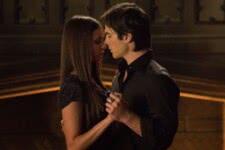 Elena (Nina Dobrev) e Damon (Ian Somerhalder) em The Vampire Diaries (Reprodução)