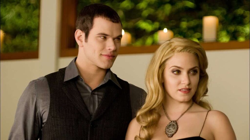Melhores casais de Crepúsculo além de Bella e Edward Emmett (Kelan Lutz) e Rosalie (Nikki Reed) em Crepúsculo (Reprodução)