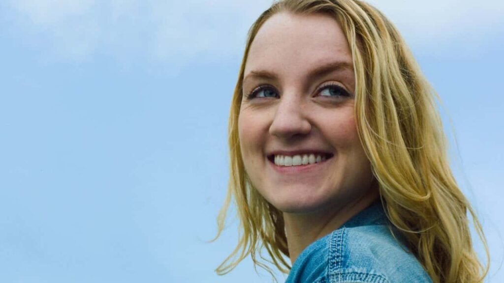 Harry Potter: Evanna Lynch fala sobre crush entre Emma Watson e Tom Felton Evanna Lynch em My name is Emily Reproducao