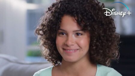 Atriz brasileira em carreira internacional deixa de ser vacinada por voltar ao Brasil Gabriella Saraivah em Tudo Igual. SQN Reproducao