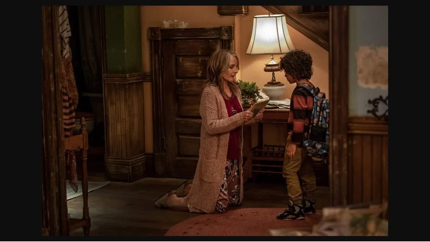 Blindspotting: Helen Hunt conta aspectos que mais se identifica com Rainey 2 Helen Hunt e Atticus Woodward em cena de Blindspotting Reproducao