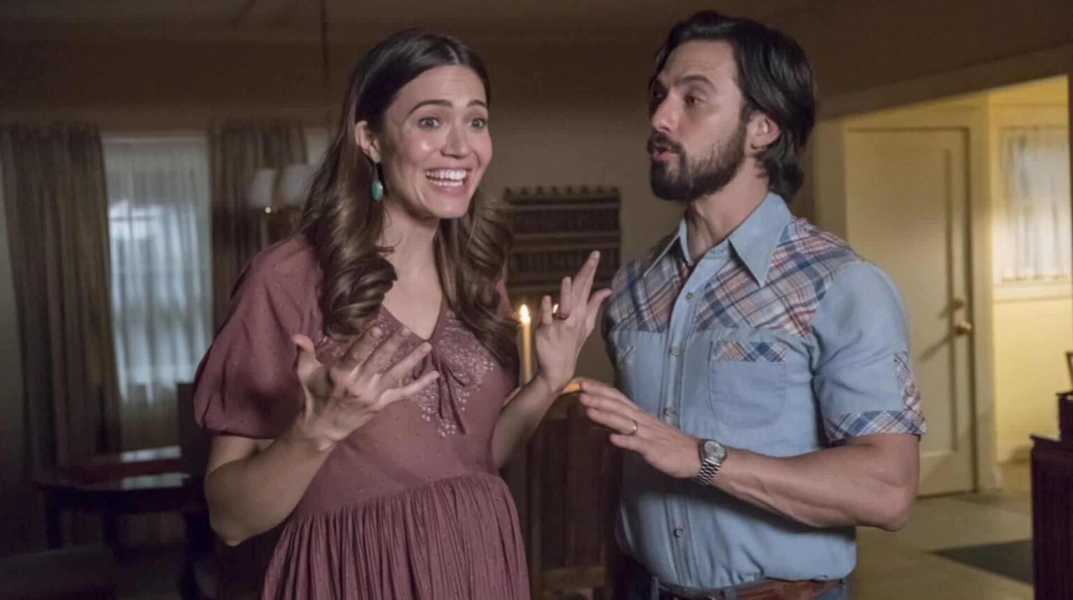 Elenco quer filme de This is Us após a série, mas autor é contra Jack (Milo Ventimiglia) e Rebecca (Mandy Moore) em This is Us (Reprodução)
