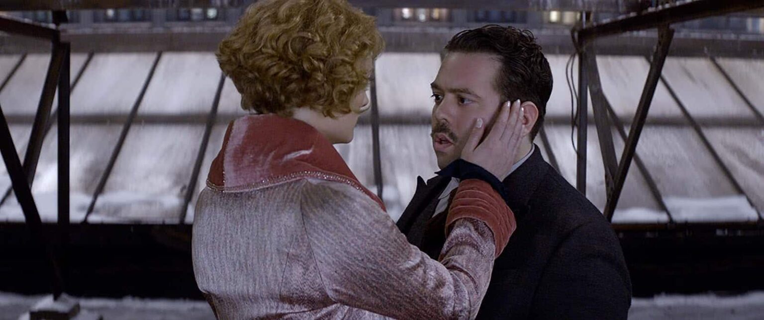 Animais Fantásticos e Onde Habitam: 4 provas de que Queenie e Jacob são o melhor casal da trama Jacob (Dan Fogler) e Queenie (Alison Sudol) em Animais Fantásticos e onde Habitam (Reprodução)