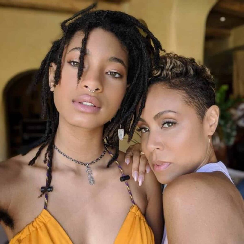 Filha de Will Smith aparece aos beijos com outra mulher em clipe Jada Pinkett Smith Willow Smith 640x640 1