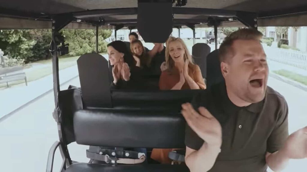 Elenco de Friends faz coro para cantar música tema. Veja! James Coden e elenco cantaram musica tema de Friends Reproducao