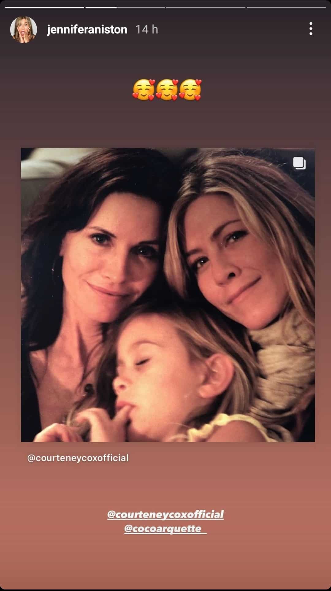 Jennifer Aniston banca a madrinha babona ao comemorar aniversário de filha de Courteney Cox 2 Jennifer Aniston comemorou o aniversario da afilhada Coco Arquette publicando fotos antigas Reproducao 2