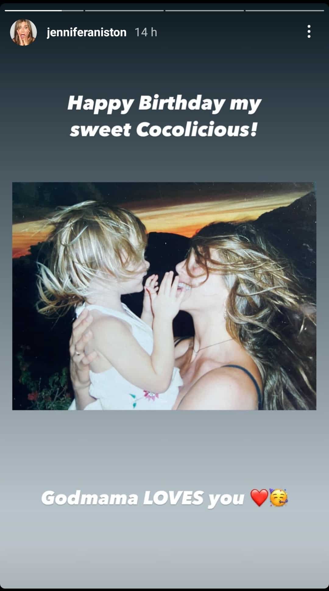 Jennifer Aniston banca a madrinha babona ao comemorar aniversário de filha de Courteney Cox 1 Jennifer Aniston comemorou o aniversario da afilhada Coco Arquette publicando fotos antigas Reproducao
