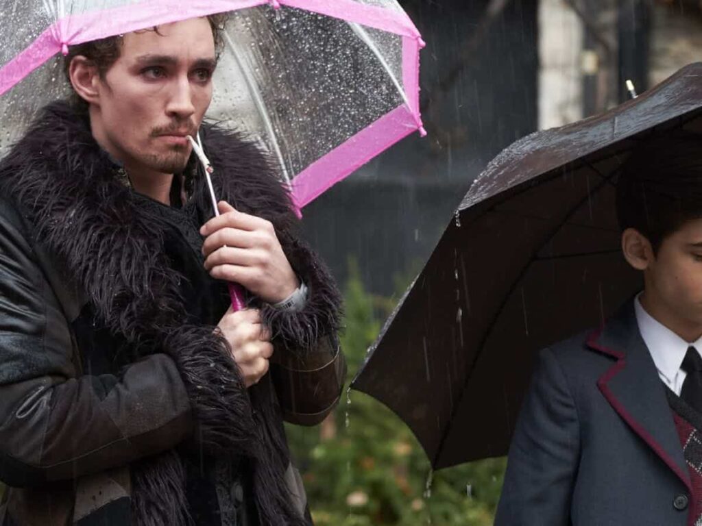 Entenda por que Klaus é o personagem que mais sofre em The Umbrella Academy Klaus (Robert Sheehan) em The Umbrella Academy (Reprodução)
