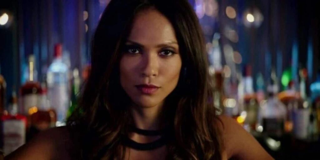 Maze (Lesley-Ann Brandt) em Lucifer (Reprodução / Netflix)