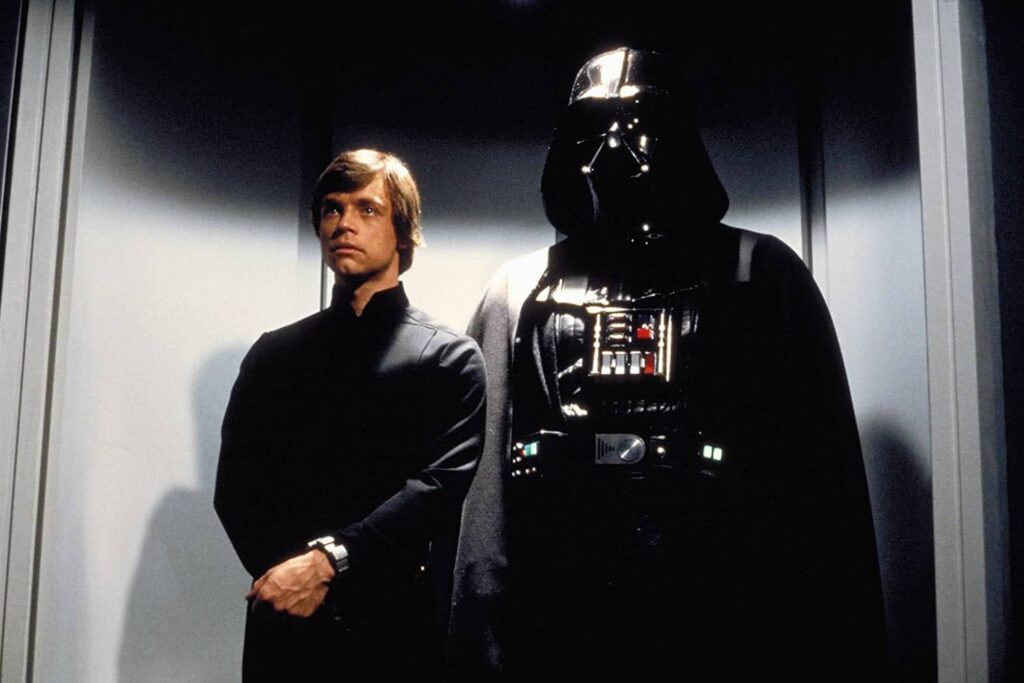 Saiba por que o Retorno de Jedi é considerado o filme mais leve de Star Wars Luke Skywalker (Mark Hamill) e Darth Vader em O Retorno de Jedi (Reprodução)