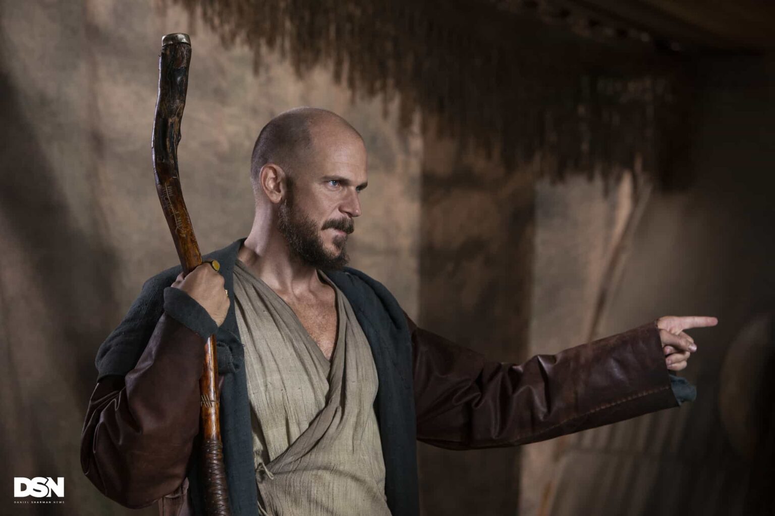 Saiba quem é quem é Cursed, A Lenda do Lago Merlin (Gustaf Skarsgard) em Cursed, a Lenda do Lago (Reprodução)