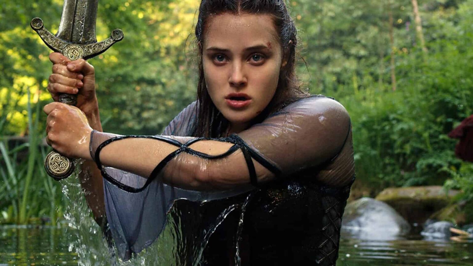 Esclarecidos os motivos para você querer assistir a Cursed, A Lenda do Lago Nimue (Katherine Langford) em Cursed, A Lenda do Lago (Reprodução)