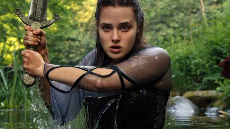 Nimue (Katherine Langford) em Cursed, A Lenda do Lago (Reprodução)