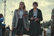 Aimee Gibbs (Aimee Lou Wood) e Maeve Wiley (Emma Mackey) na 3a temporada de Sex Education (Divulgação / Netflix)