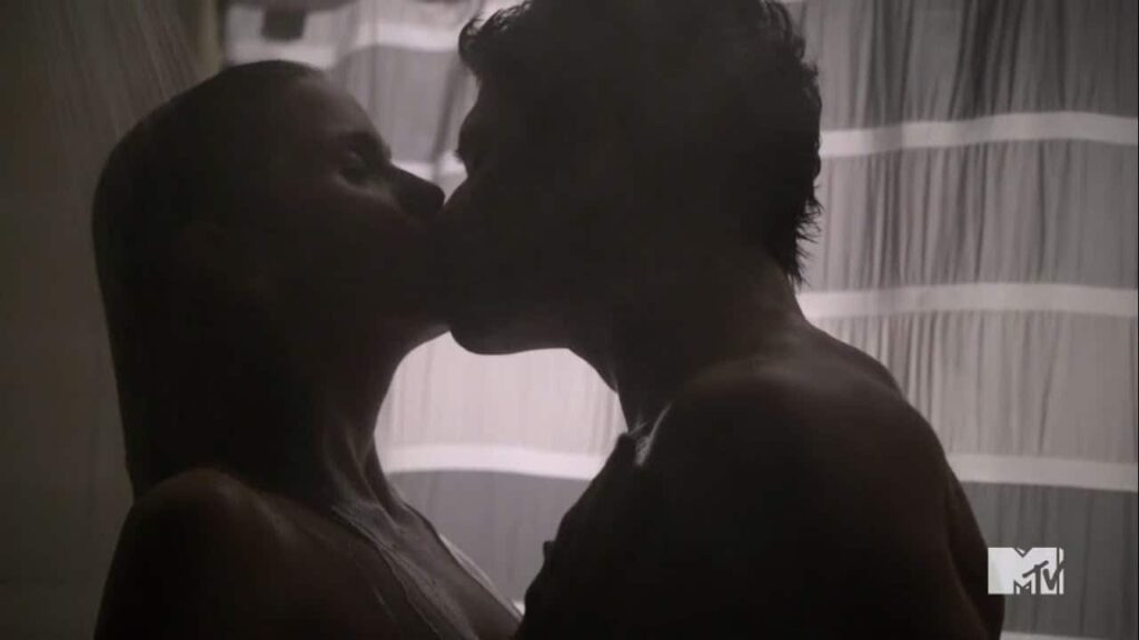 Três cenas de beijo mais esperadas em Teen Wolf Scott (Tyler Posey) e Malia em Teen Wolf (Reprodução)