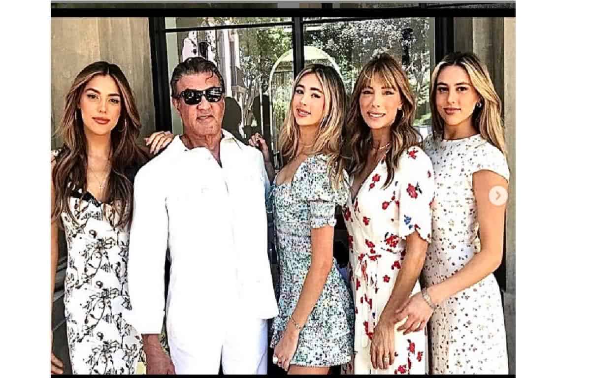 Filhas de Sylvester Stallone fazem fãs babarem nas redes sociais 1 Stallone com a esposa e filhas Reproducao Instagram 1