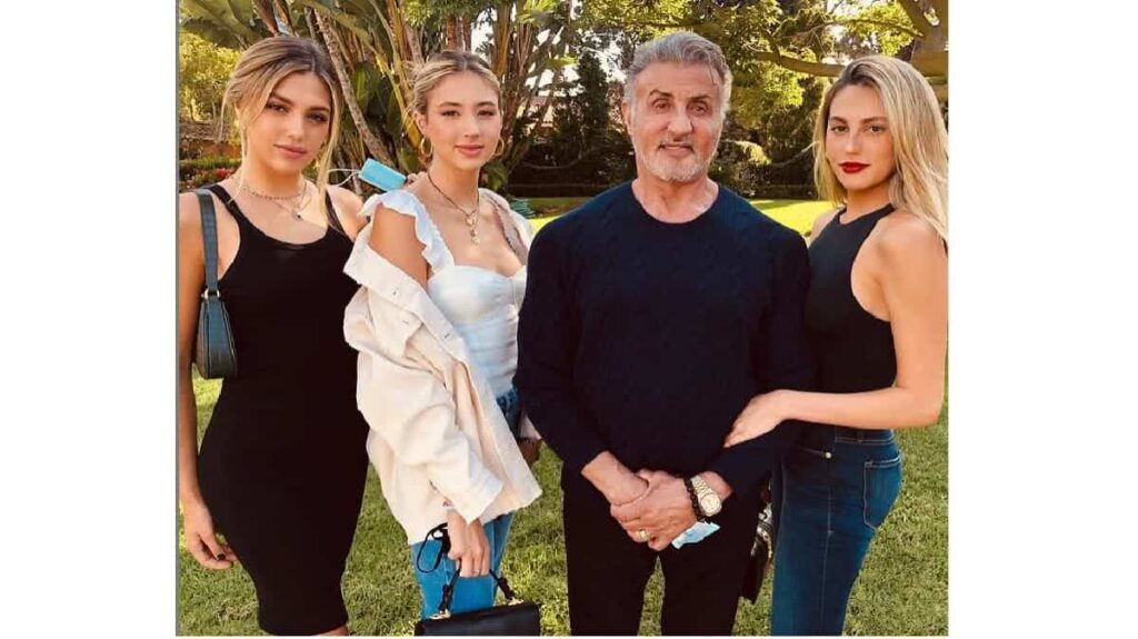 Filhas de Sylvester Stallone fazem fãs babarem nas redes sociais Stallone com as filhas Sophia Scarlet e Sistine Reproducao Instagram