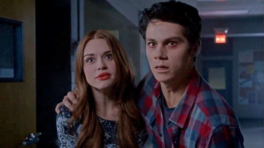 Criador de Teen Wolf comenta a ausência de Dylan O’Brien em filme Stiles (Dylan O'Brien) e Lydia (Holland Roden) em Teen Wolf (Reprodução)