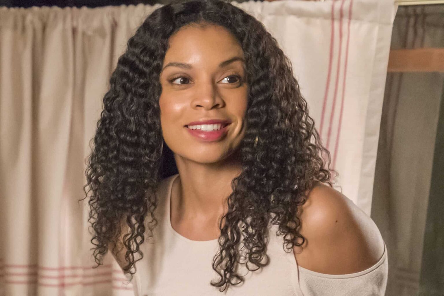 Susan Kelechi Watson como Beth em This is Us Divulgacao 2