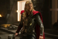 Thor (Chris Hemsworth) em Thor O Mundo Sombrio (Reprodução)