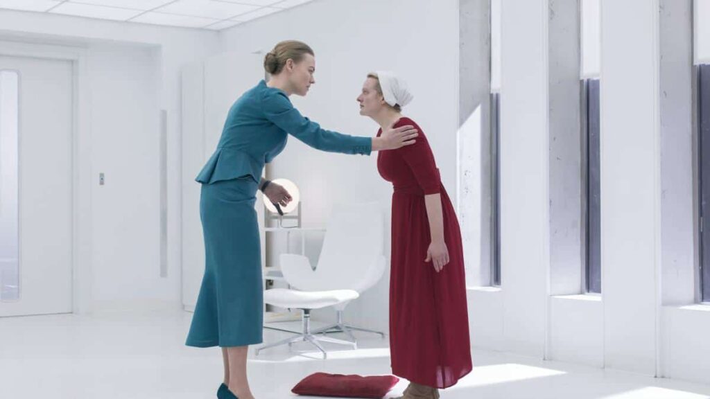 Entenda por que a 4ª temporada de The Handmaid’s Tale é um divisor de águas Yvonne Strahovski e Elisabeth Moss em The Handmaids Tale Reproducao